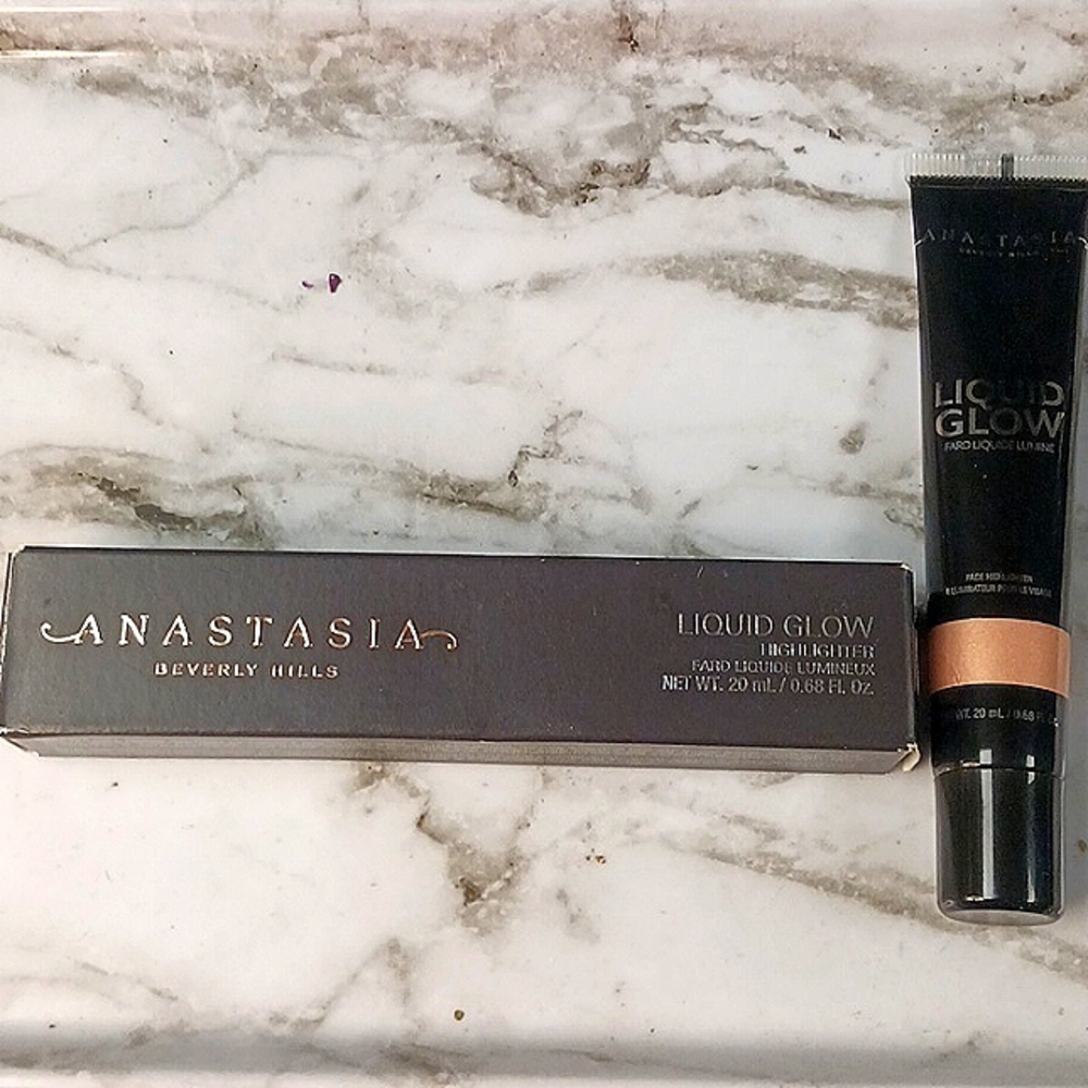Anastasia Beverly Hills liquid glow highlighter. Shade "Oyster"